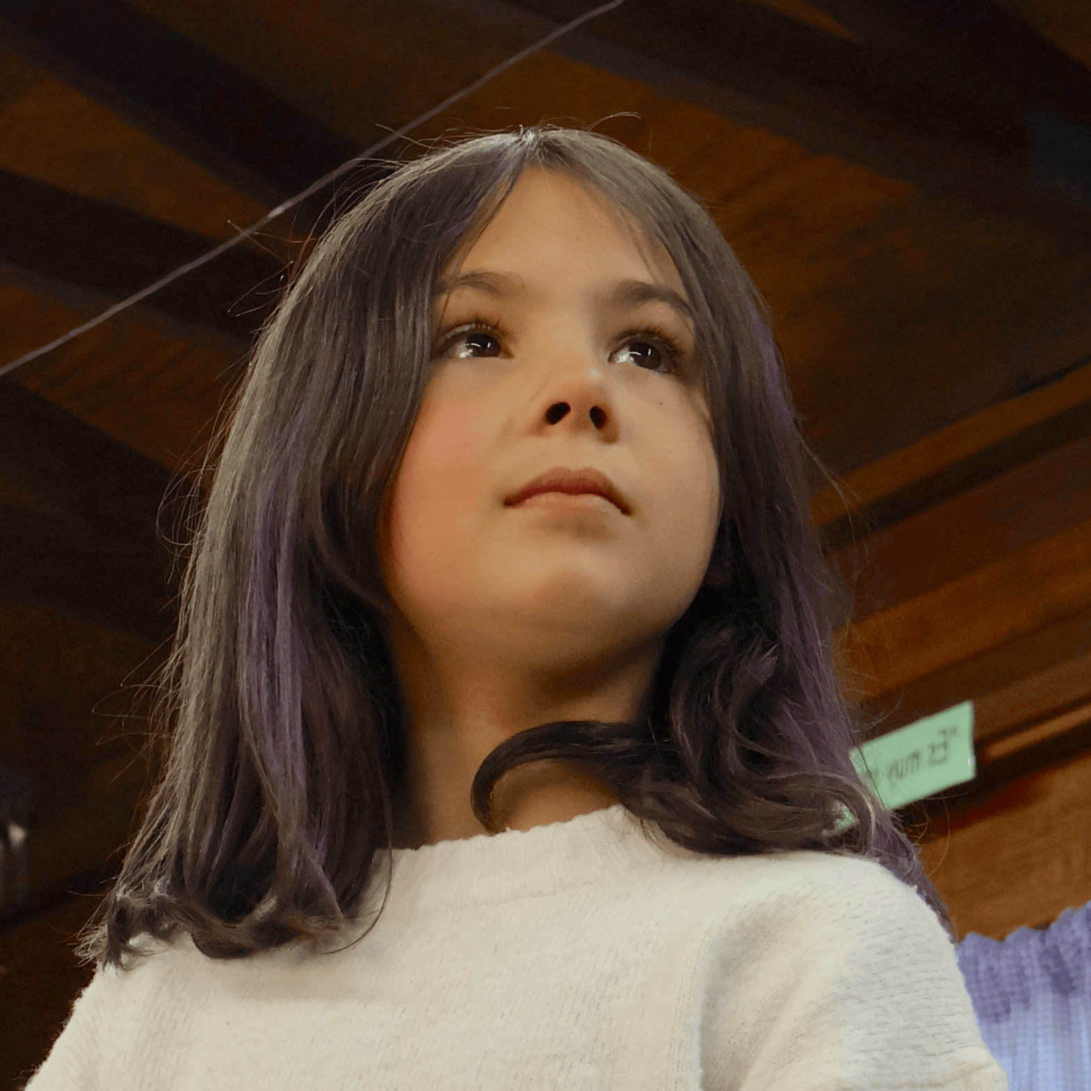 Alumna de primaria mirando al horizonte con inspiración