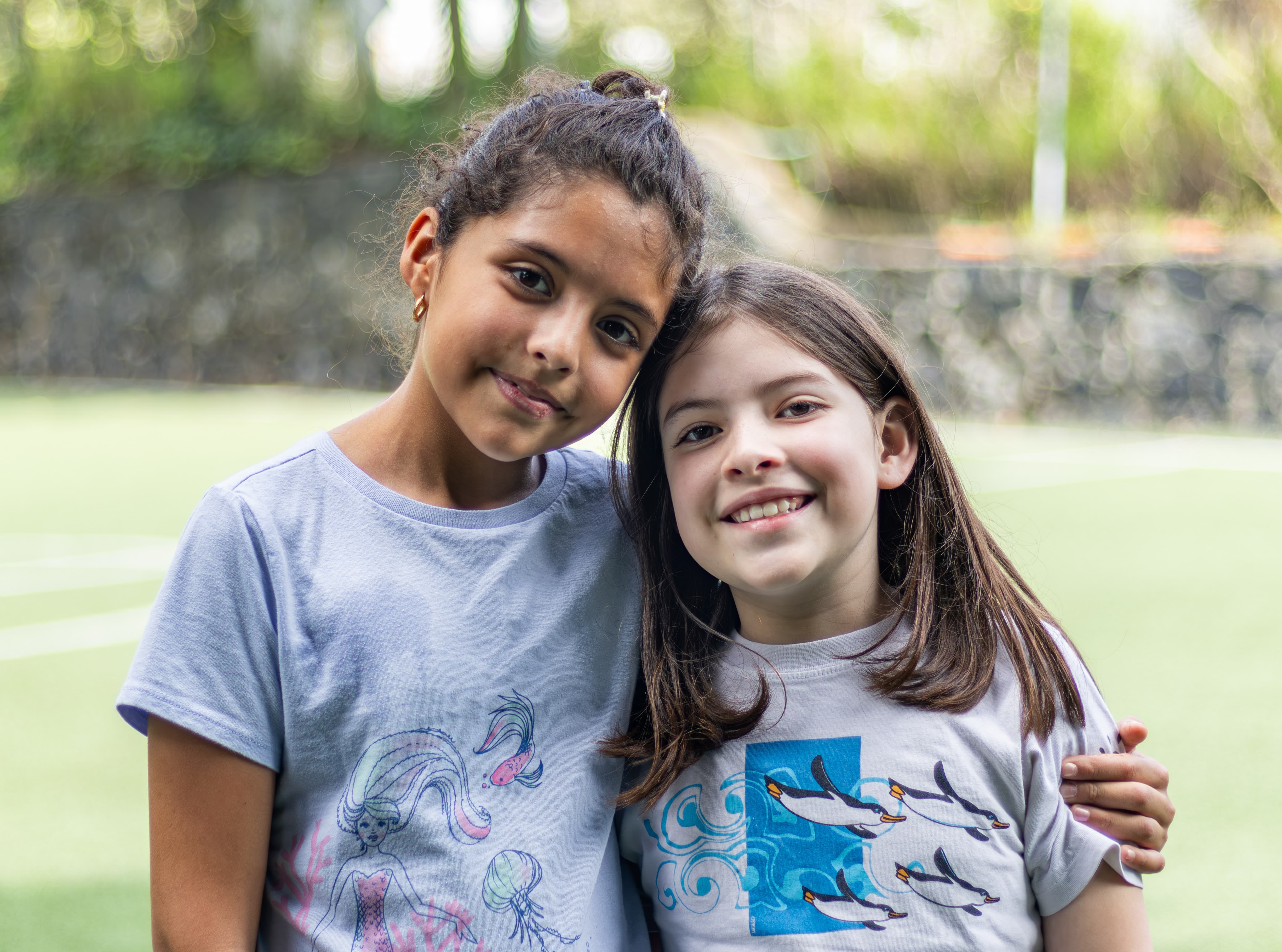 Amigas de primaria conviviendo
