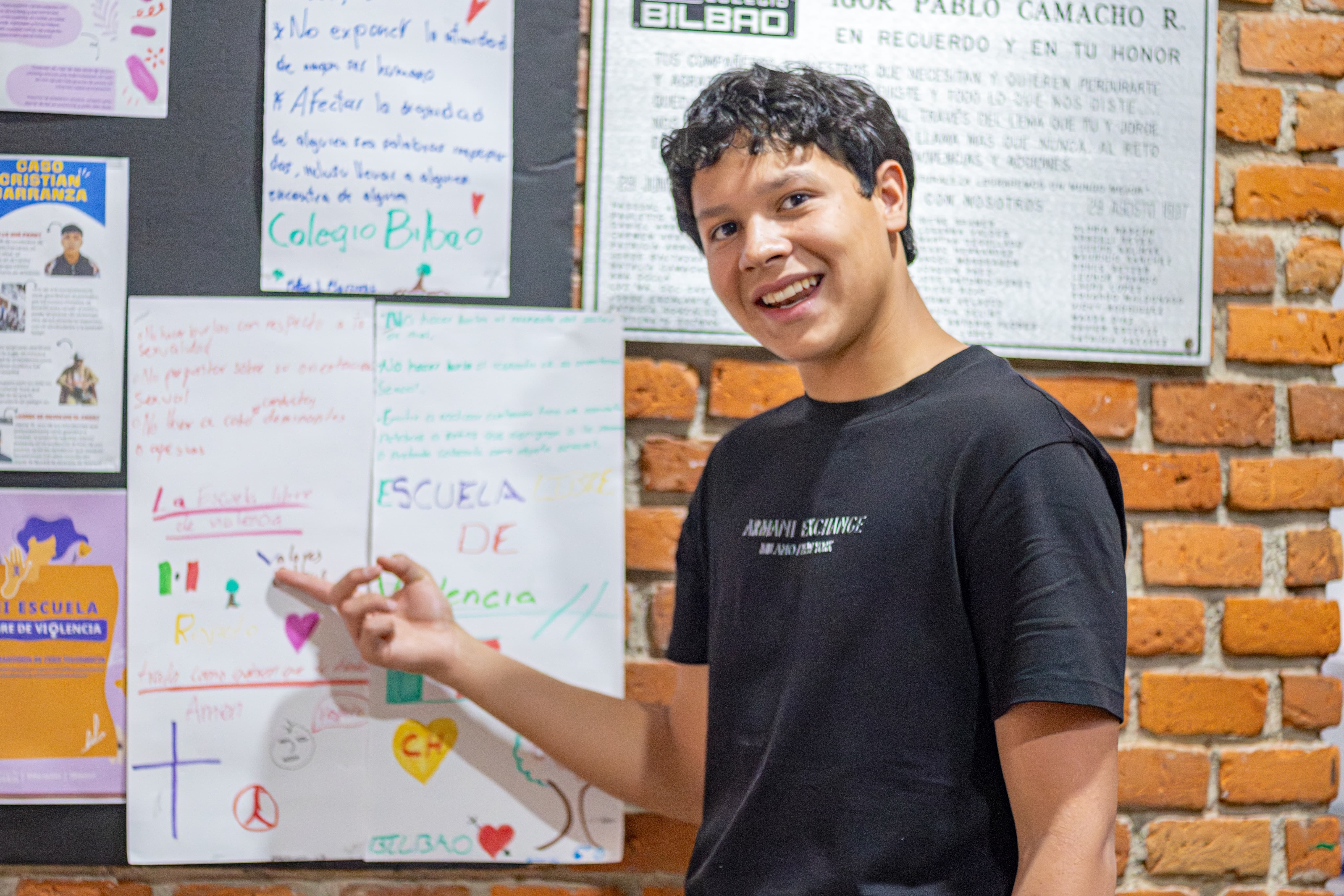 Alumno explicando proyecto